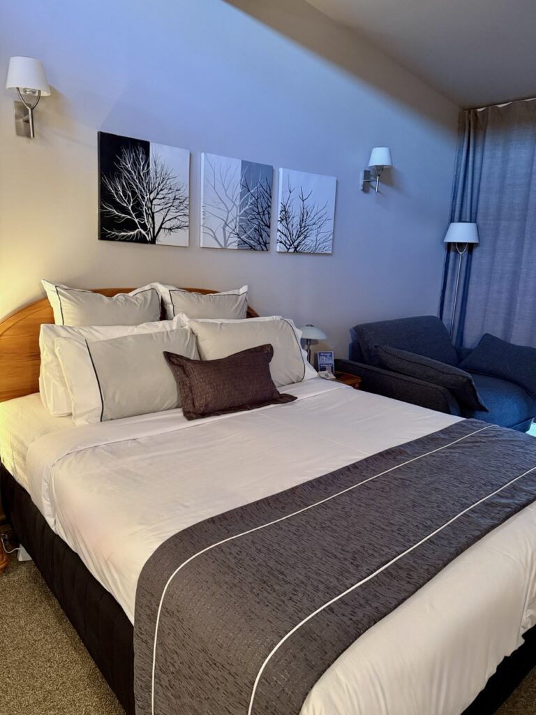 Luxurious queen bed at King's view lodge, in Whangaroa